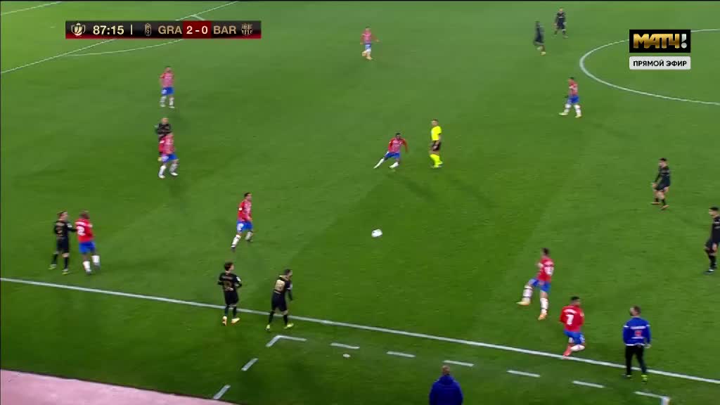 不和谐，太阳报：拜仁球迷在赛前与现场警察和安保发生冲突