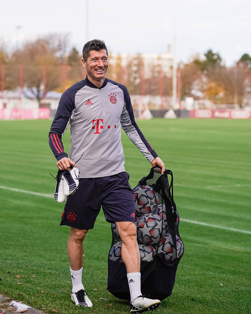 官方：蔚山球员李东炅当选2025年K1联赛MVP；本赛季13球12助