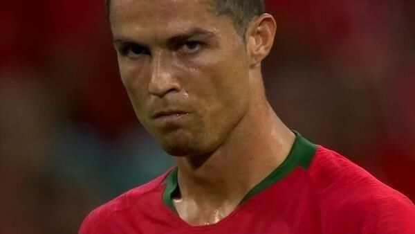 惨败国安后亚泰球员贺一然被自家球迷辱骂，他做出手势回击