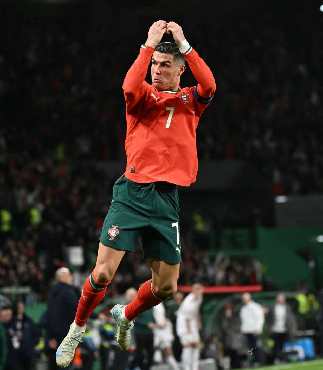 记者：曼联一月不打算买中场，已为明夏锁定多名引援目标