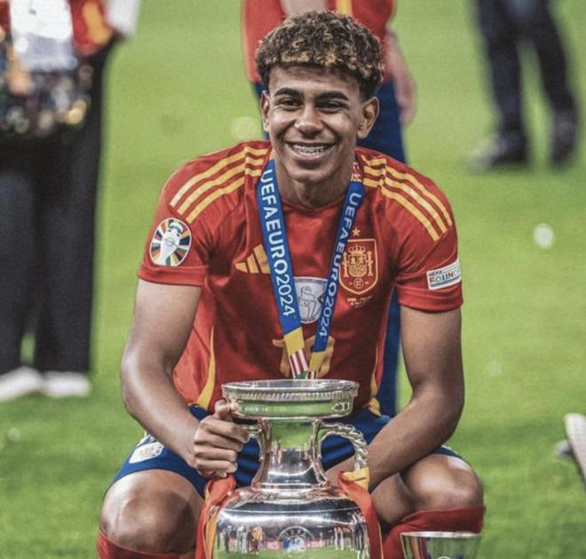 图片报：拜仁正在考察桑托斯19岁的巴西左后卫索萨